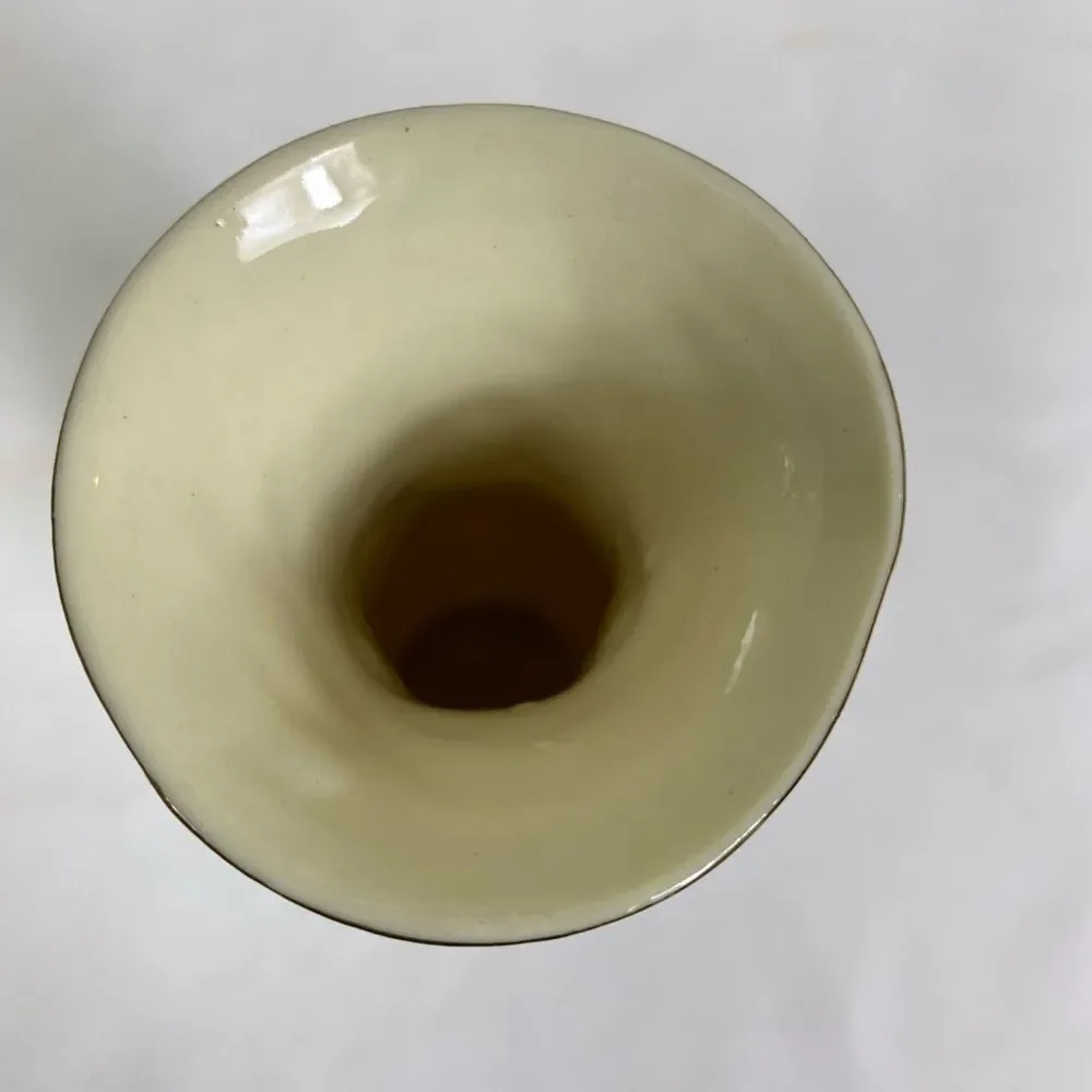 Elegant Ivory Porcelain vase w/pink roses and gold trim